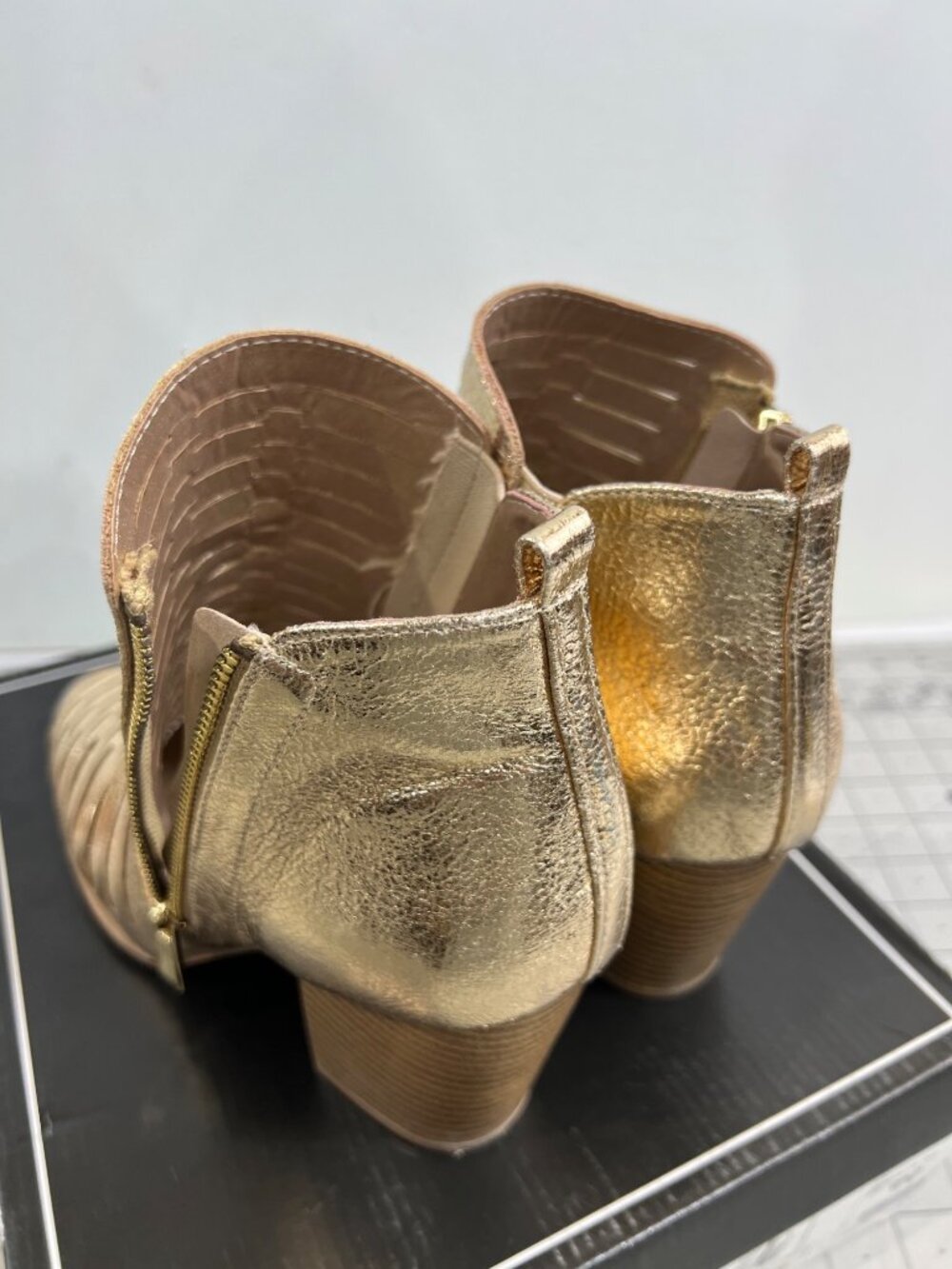 Qupid Prenton-09 Gold Distressed Women's Ankle Boots Sz. 7.5 Low Heel - Picture 3 of 8